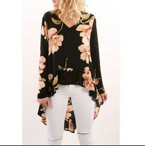 HALLIE HI LOW RUFFLE FLORAL TOP. Coral Black